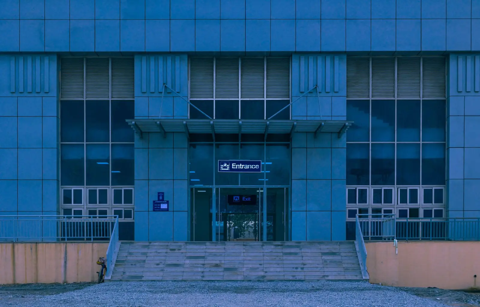实木地板与复合地板在商业空间中的性能对比分析