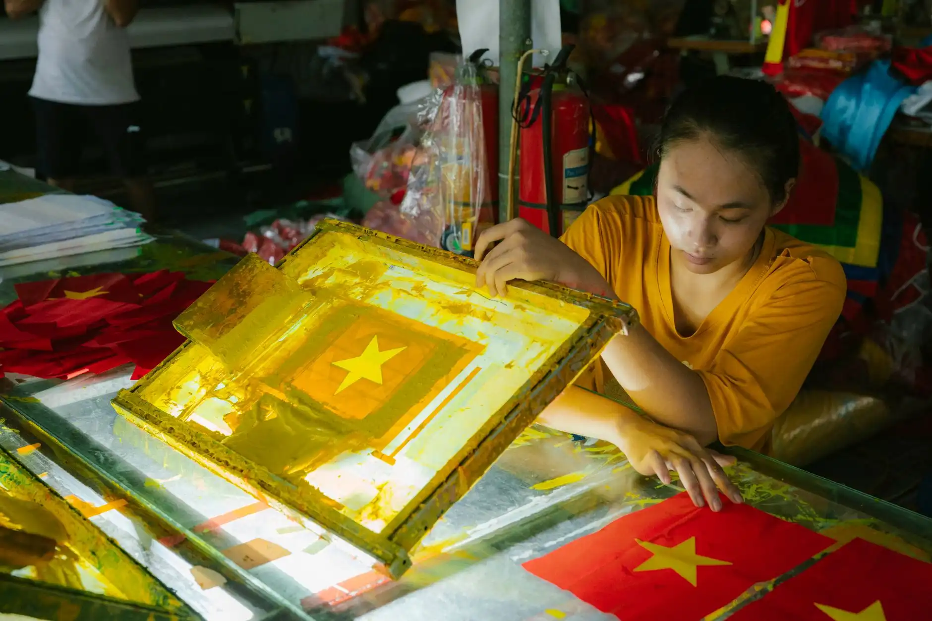 广西天安木业实木地板与复合地板加工工艺差异解析